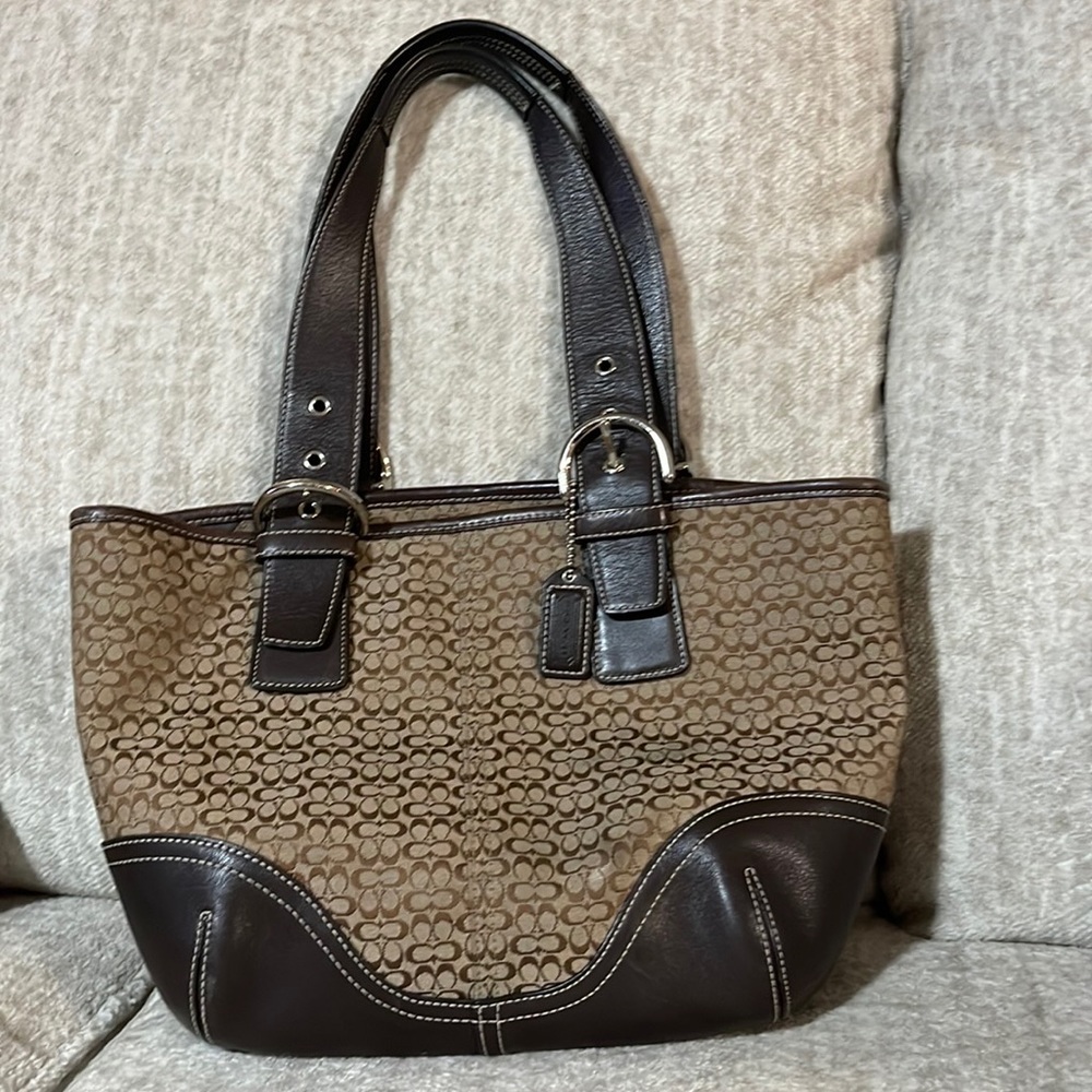 Coach signature series brown handbag zipper closure NO E35-6383 great condition